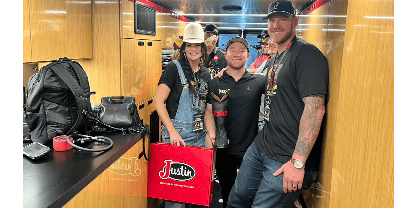 El cofundador de Alltroo, Kyle Rudolph (izquierda), posando con el piloto de 23XI Racing Tyler Reddick (centro) y la artista musical del condado Jenna Paulette. (bien)